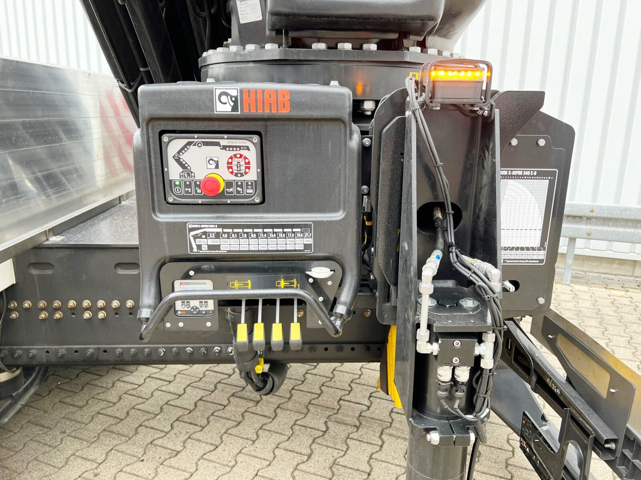 MAN TGX 26.510 6x2-4 LL CH TGX 26.510 6x2-4 LL, Kran Hiab X-HiPro 548 E-8, Lenk-/Liftachse, TwistLock 20Fuß, Funk, Retarder - Автоманипулятор, Грузовик бортовой/ Платформа: фото 3 MAN TGX 26.510 6x2-4 LL CH TGX 26.510 6x2-4 LL, Kran Hiab X-HiPro 548 E-8, Lenk-/Liftachse, TwistLock 20Fuß, Funk, Retarder - Автоманипулятор, Грузовик бортовой/ Платформа: фото 3