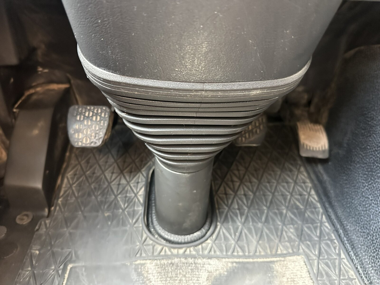 Mercedes-Benz Actros 3348 AK 6x6 Actros 3348 AK 6x6 - Грузовик-шасси: фото 4 Mercedes-Benz Actros 3348 AK 6x6 Actros 3348 AK 6x6 - Грузовик-шасси: фото 4