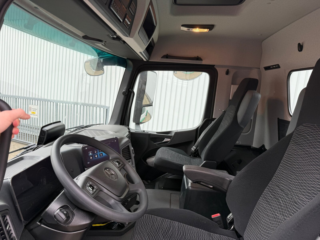 Mercedes-Benz Arocs 1840 K 4x2 Arocs 1840 K 4x2, MultimediaCockpit, Alu-Bordwände, Platz für Kranmontage - Самосвал: фото 5 Mercedes-Benz Arocs 1840 K 4x2 Arocs 1840 K 4x2, MultimediaCockpit, Alu-Bordwände, Platz für Kranmontage - Самосвал: фото 5