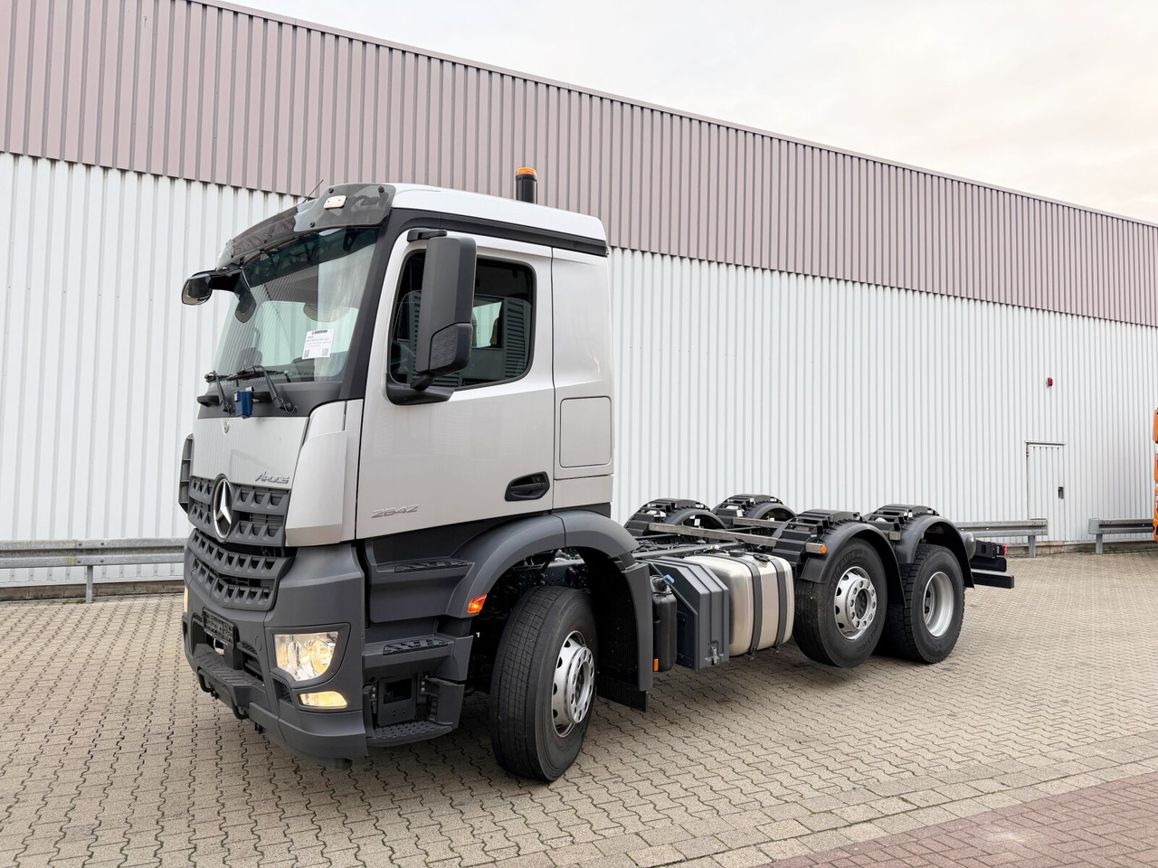 Mercedes-Benz Arocs 2542 L 6x2/4 Arocs 2542 L 6x2/4, Vorlauflenk-/liftachse, Navi, MultimediaCockpit - Грузовик-шасси: фото 1 Mercedes-Benz Arocs 2542 L 6x2/4 Arocs 2542 L 6x2/4, Vorlauflenk-/liftachse, Navi, MultimediaCockpit - Грузовик-шасси: фото 1