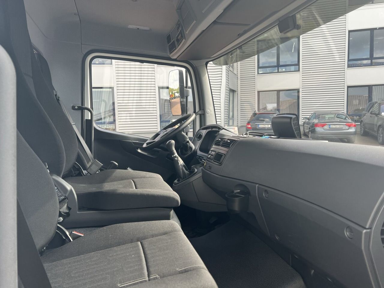 Фото интерьера 2: Грузовик-шасси Mercedes-Benz Atego 818 K 4x2 Atego 818 K 4x2, 2x AHK, 5x VORHANDEN!
