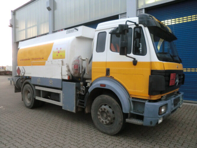 Mercedes-Benz SK 1824 L 4x2 SK 1824 L 4x2, Esterer Tankaufbau ca. 13.100l, 2 Kammern - Грузовик-цистерна: фото 1 Mercedes-Benz SK 1824 L 4x2 SK 1824 L 4x2, Esterer Tankaufbau ca. 13.100l, 2 Kammern - Грузовик-цистерна: фото 1