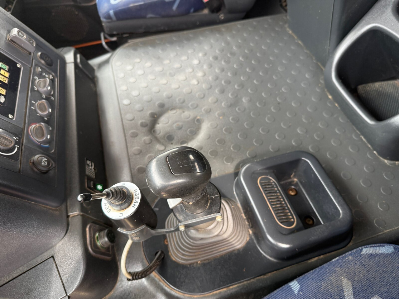 Trakker AT190T33W/P 4x4 Trakker AT190T33W/P 4x4, Winterdienstausstattung - Крюковой мультилифт: фото 3 Trakker AT190T33W/P 4x4 Trakker AT190T33W/P 4x4, Winterdienstausstattung - Крюковой мультилифт: фото 3