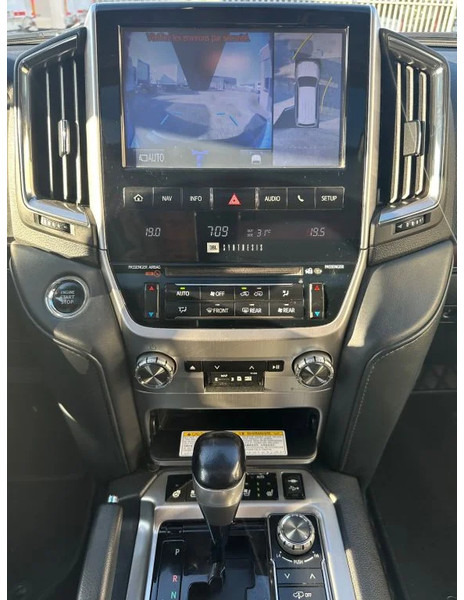 Внедорожник Toyota Land Cruiser V8 LAND CRUISER 200 V8 + CAMERA 360 + FRIDGE + DIESEL + ONLY EXPORT: фото 10