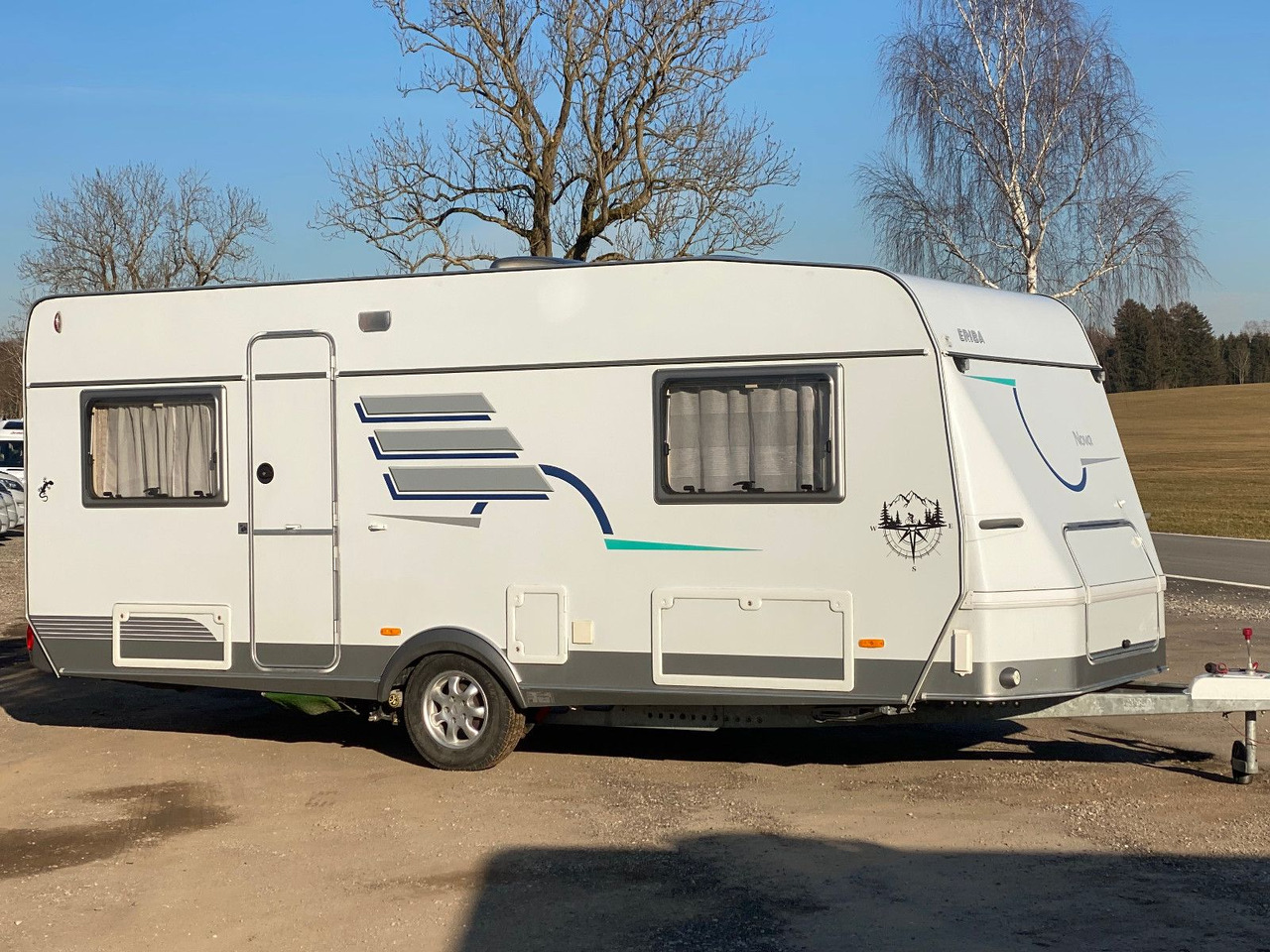 HYMER / ERIBA / HYMERCAR Nova 530 Swing mit Längsbetten und Moser, top Zu - Прицеп дача: фото 1 HYMER / ERIBA / HYMERCAR Nova 530 Swing mit Längsbetten und Moser, top Zu - Прицеп дача: фото 1