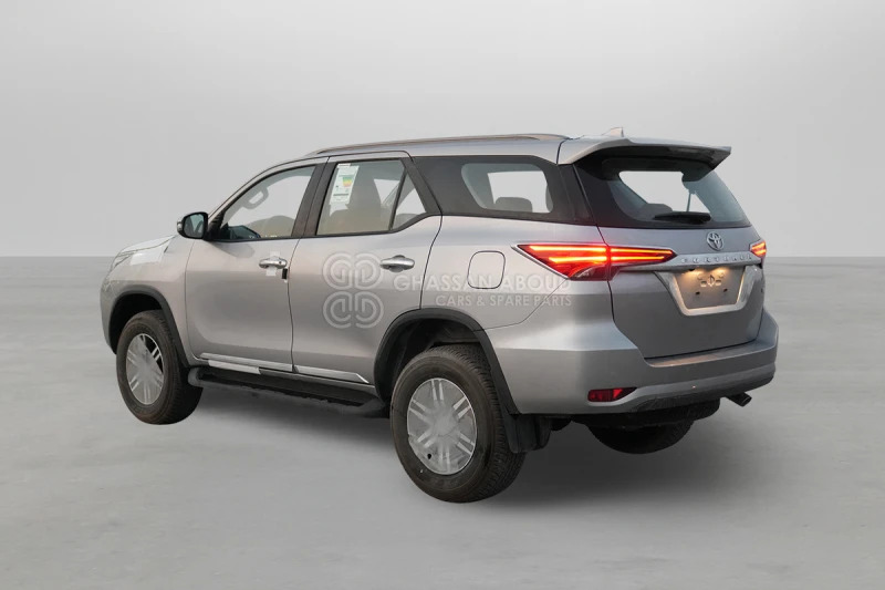 Toyota Fortuner  4x4 - Внедорожник: фото 4 Toyota Fortuner  4x4 - Внедорожник: фото 4