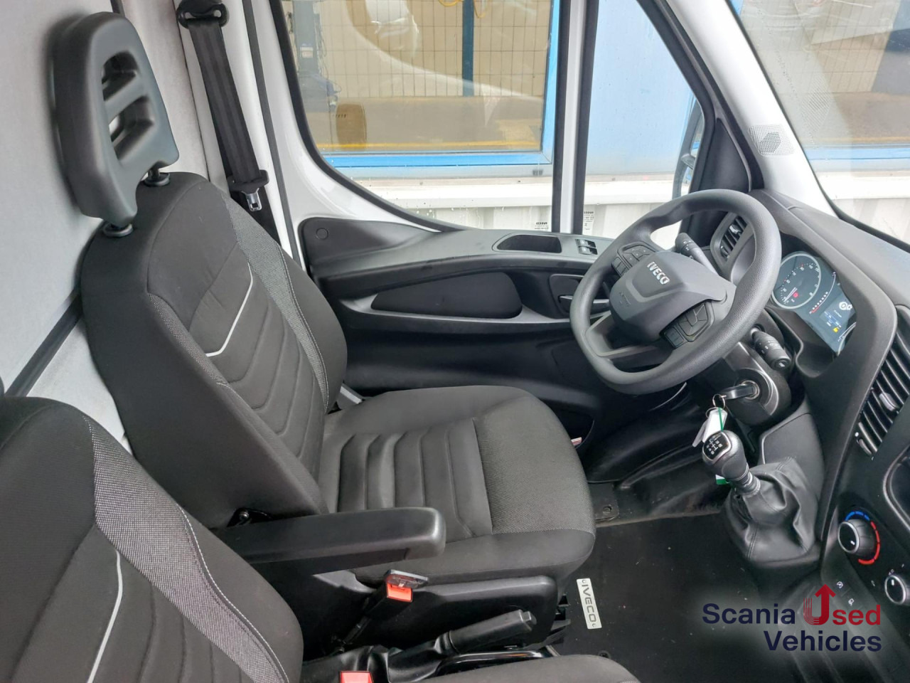 IVECO 35 C 16 Koffer Ladebordwand - Фургон с закрытым кузовом: фото 2 IVECO 35 C 16 Koffer Ladebordwand - Фургон с закрытым кузовом: фото 2