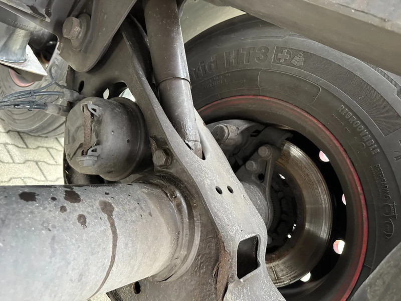 Полуприцеп-контейнеровоз/ Сменный кузов Burg 20FT / 20FT SWAP ADR (EX/II, EX/III, FL, AT), empty weight: 3.690kg, SAF INTRADISC, 2x liftaxle, ALCOA, NL-Chassis: фото 19 Полуприцеп-контейнеровоз/ Сменный кузов Burg 20FT / 20FT SWAP ADR (EX/II, EX/III, FL, AT), empty weight: 3.690kg, SAF INTRADISC, 2x liftaxle, ALCOA, NL-Chassis: фото 19