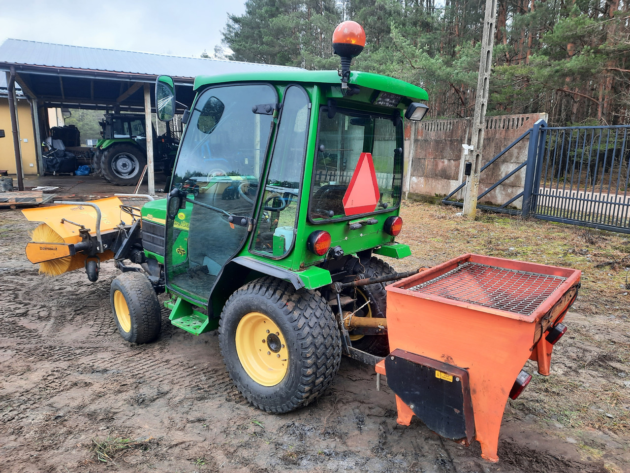 JOHN DEERE 4110 - Трактор: фото 4 JOHN DEERE 4110 - Трактор: фото 4