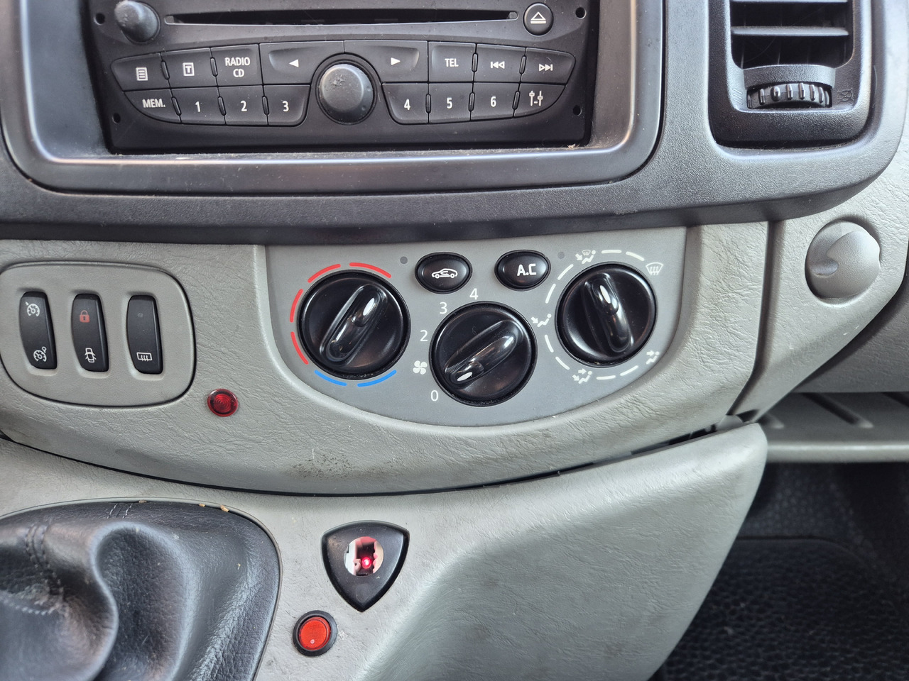 RENAULT Trafic 2.0 dCi 115 KM - Машина скорой помощи: фото 5 RENAULT Trafic 2.0 dCi 115 KM - Машина скорой помощи: фото 5