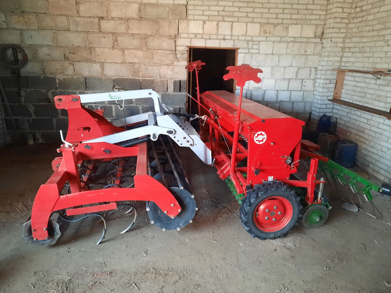 UNIA POZNANIAK 370/2.7L + ARAMIS 2,7R - Посевной комплекс: фото 4 UNIA POZNANIAK 370/2.7L + ARAMIS 2,7R - Посевной комплекс: фото 4