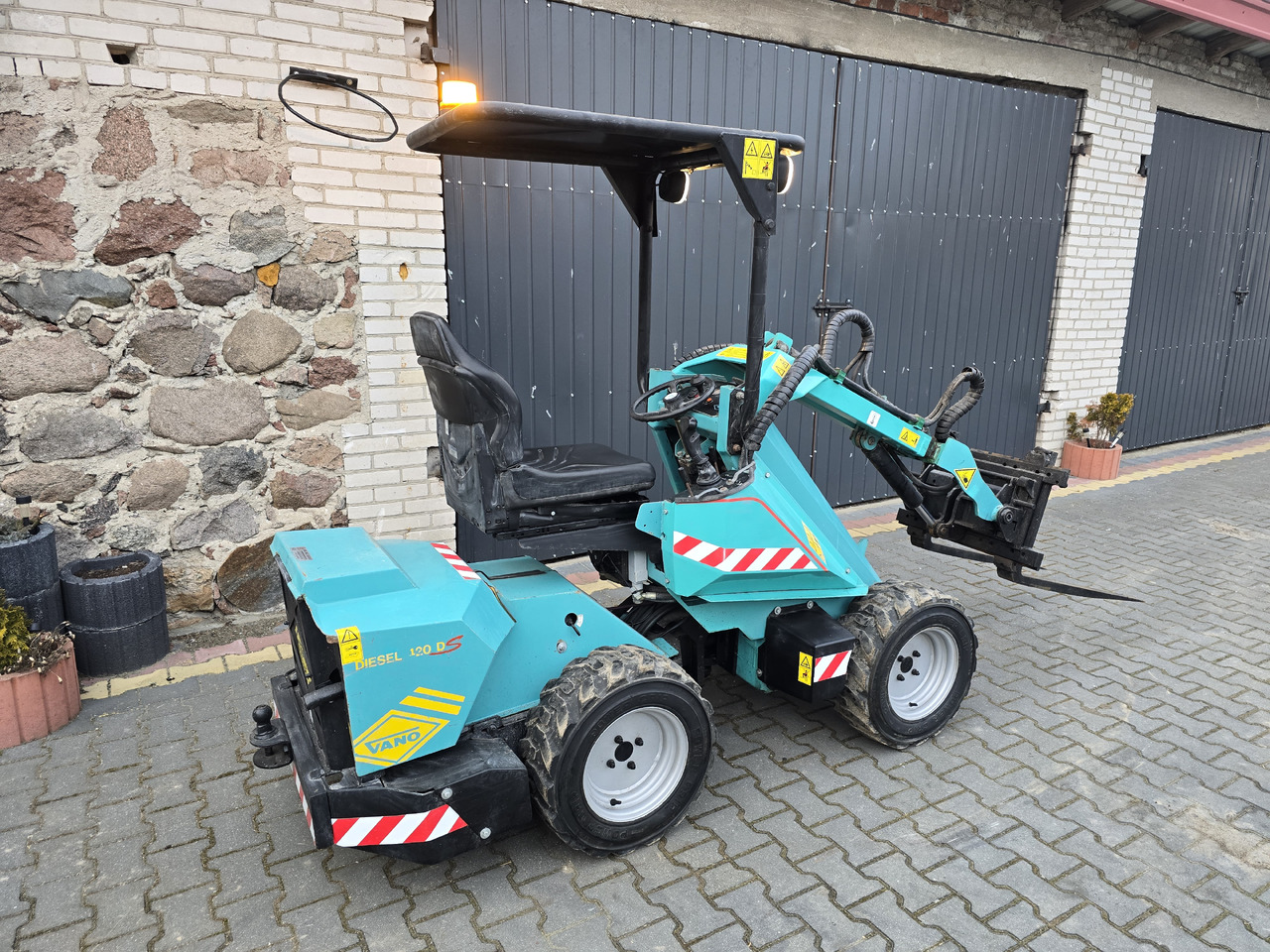 VANO 120 DS - Мини-погрузчик с бортовым поворотом: фото 4 VANO 120 DS - Мини-погрузчик с бортовым поворотом: фото 4