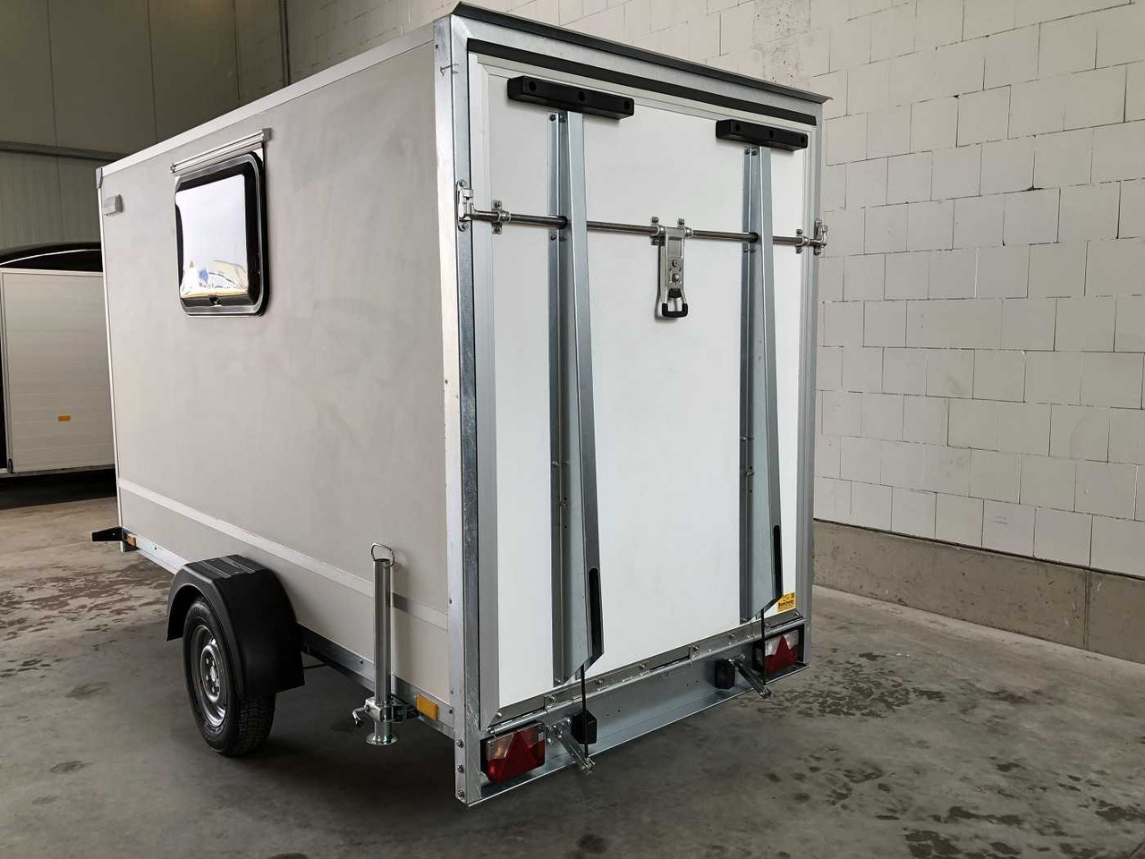 BLYSS F1330HD Rampe Tür 2 Fenster Kofferanhänger - Прицеп-фургон: фото 3 BLYSS F1330HD Rampe Tür 2 Fenster Kofferanhänger - Прицеп-фургон: фото 3