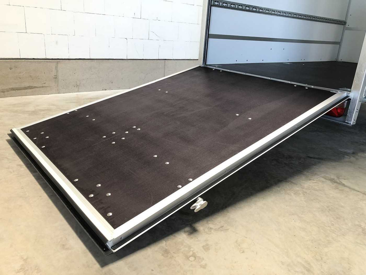 BLYSS F1336HD Rampe Tür Fenster Kofferanhänger - Прицеп-фургон: фото 5 BLYSS F1336HD Rampe Tür Fenster Kofferanhänger - Прицеп-фургон: фото 5