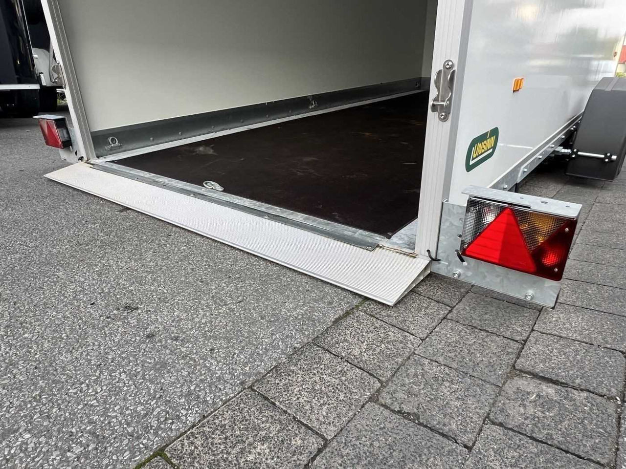 UNSINN UKA 3717-18-13 Absenk Kofferanhänger - Прицеп-фургон: фото 4 UNSINN UKA 3717-18-13 Absenk Kofferanhänger - Прицеп-фургон: фото 4