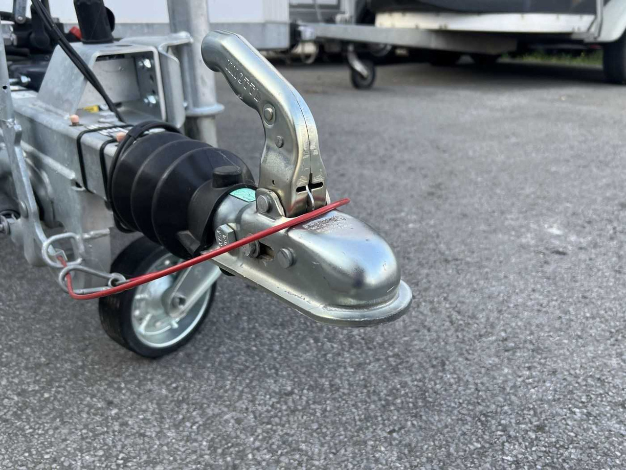 UNSINN UKA 3717-18-13 Absenk Kofferanhänger - Прицеп-фургон: фото 5 UNSINN UKA 3717-18-13 Absenk Kofferanhänger - Прицеп-фургон: фото 5