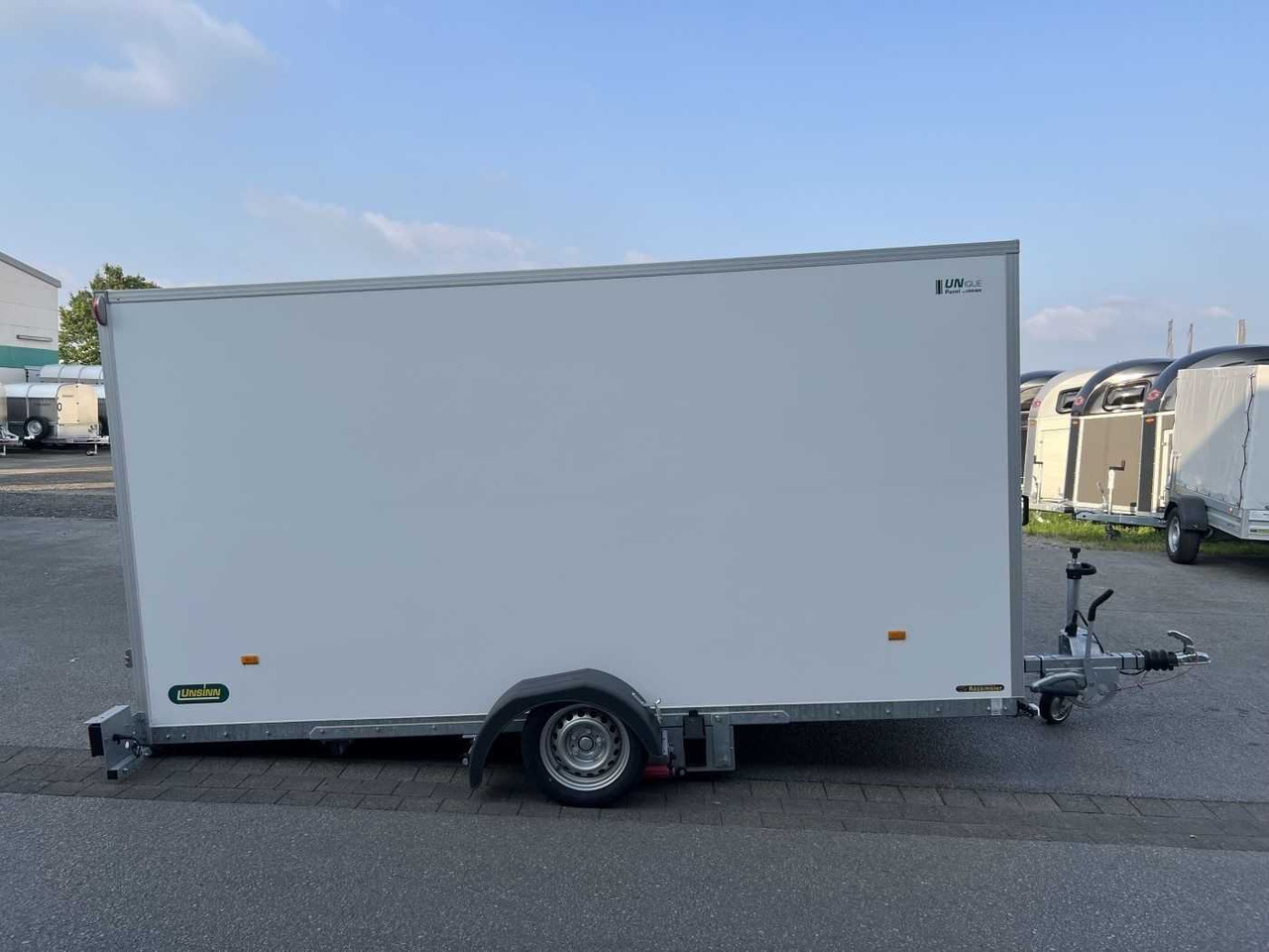 UNSINN UKA 3717-18-13 Absenk Kofferanhänger - Прицеп-фургон: фото 1 UNSINN UKA 3717-18-13 Absenk Kofferanhänger - Прицеп-фургон: фото 1