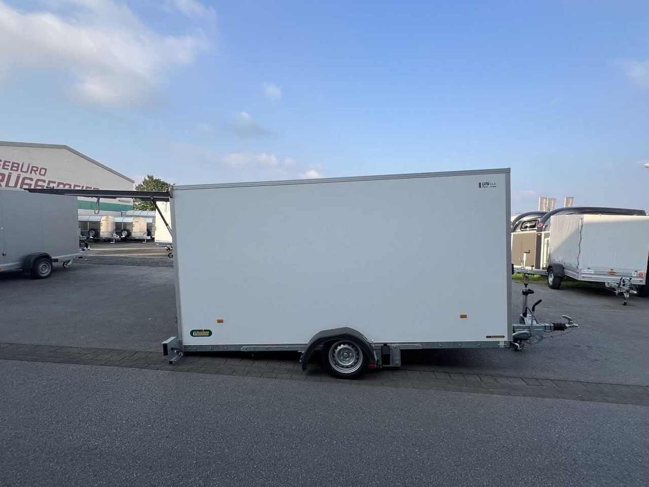 UNSINN UKA 3717-18-13 Absenk Kofferanhänger - Прицеп-фургон: фото 2 UNSINN UKA 3717-18-13 Absenk Kofferanhänger - Прицеп-фургон: фото 2
