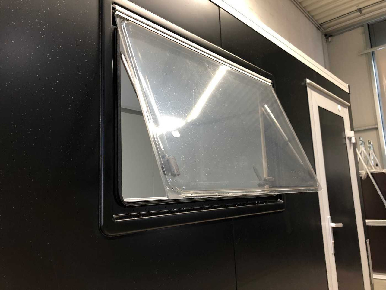 Новый Прицеп-фургон VEZEKO TK B 15.30 Rampe, Tür, Fenster Kofferanhänger: фото 8