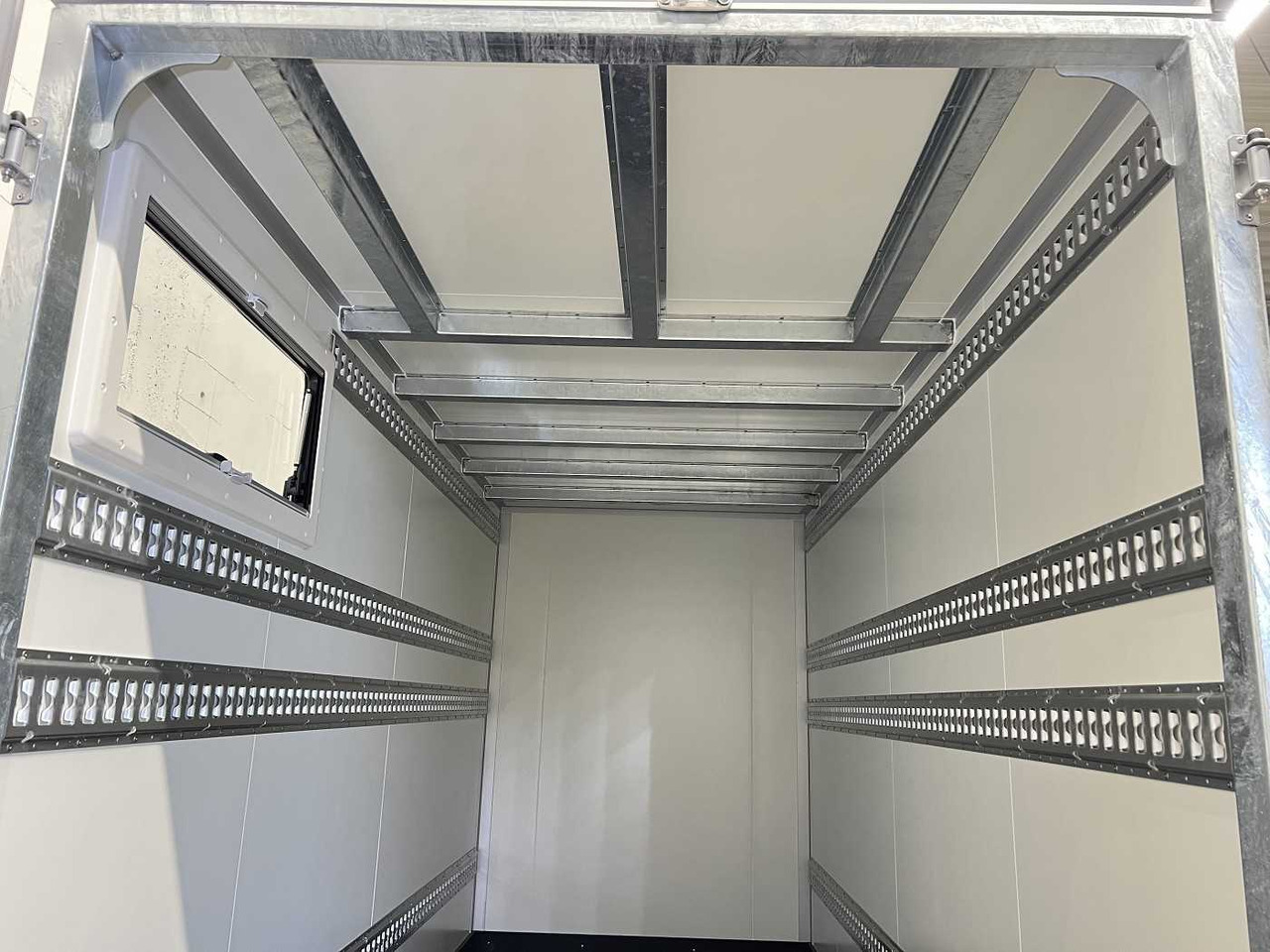 Новый Прицеп-фургон VEZEKO TK B 27.35 Individual Kofferanhänger: фото 8