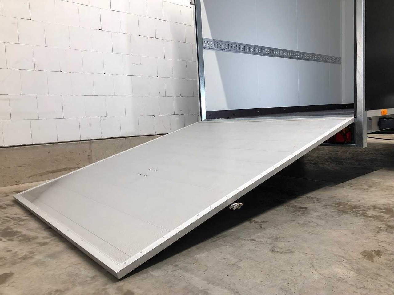 Новый Прицеп-фургон VEZEKO TK C 27.35 Rampe Kofferanhänger: фото 21