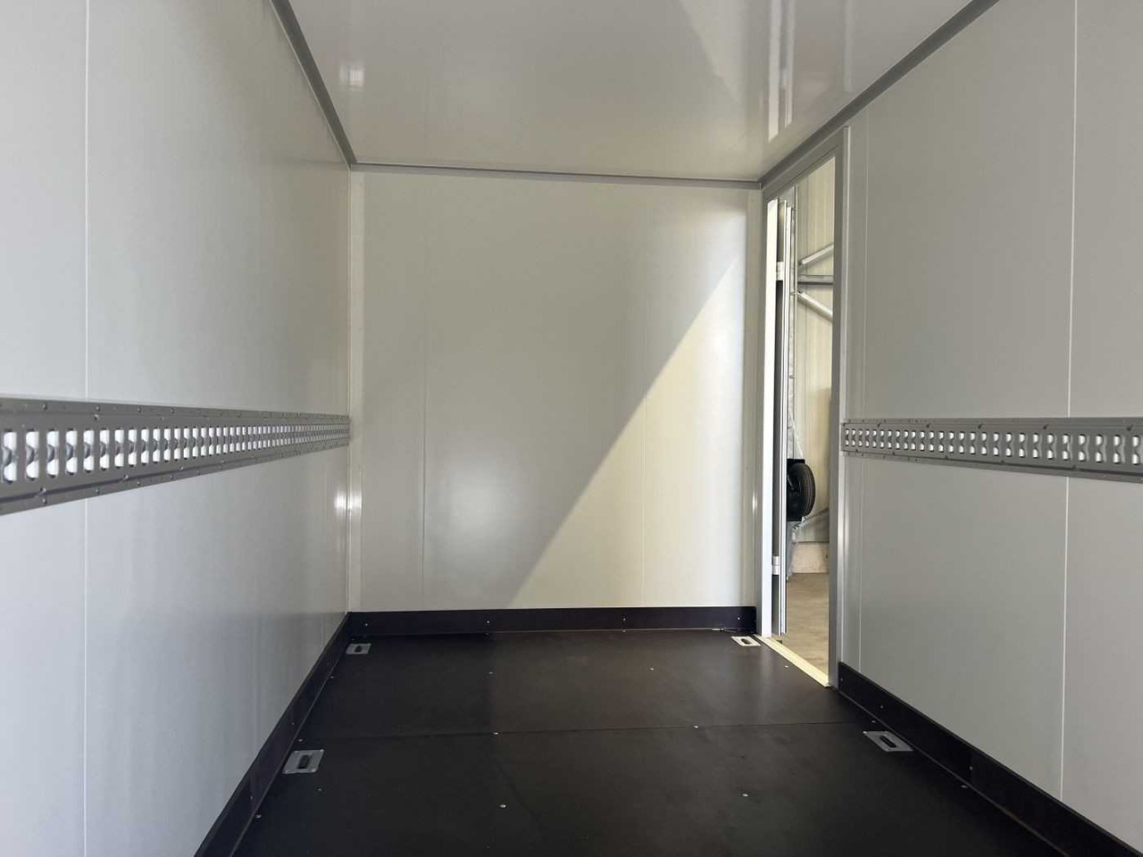 Новый Прицеп-фургон VEZEKO TK C 27.40 Tür Kofferanhänger: фото 18
