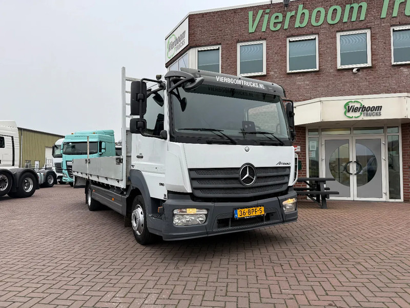 Mercedes-Benz Atego Atego 916 met 6.2m open laadbak / 3e zit / airco / mileu zone proof / 2020!!!! - Грузовик бортовой/ Платформа: фото 1 Mercedes-Benz Atego Atego 916 met 6.2m open laadbak / 3e zit / airco / mileu zone proof / 2020!!!! - Грузовик бортовой/ Платформа: фото 1