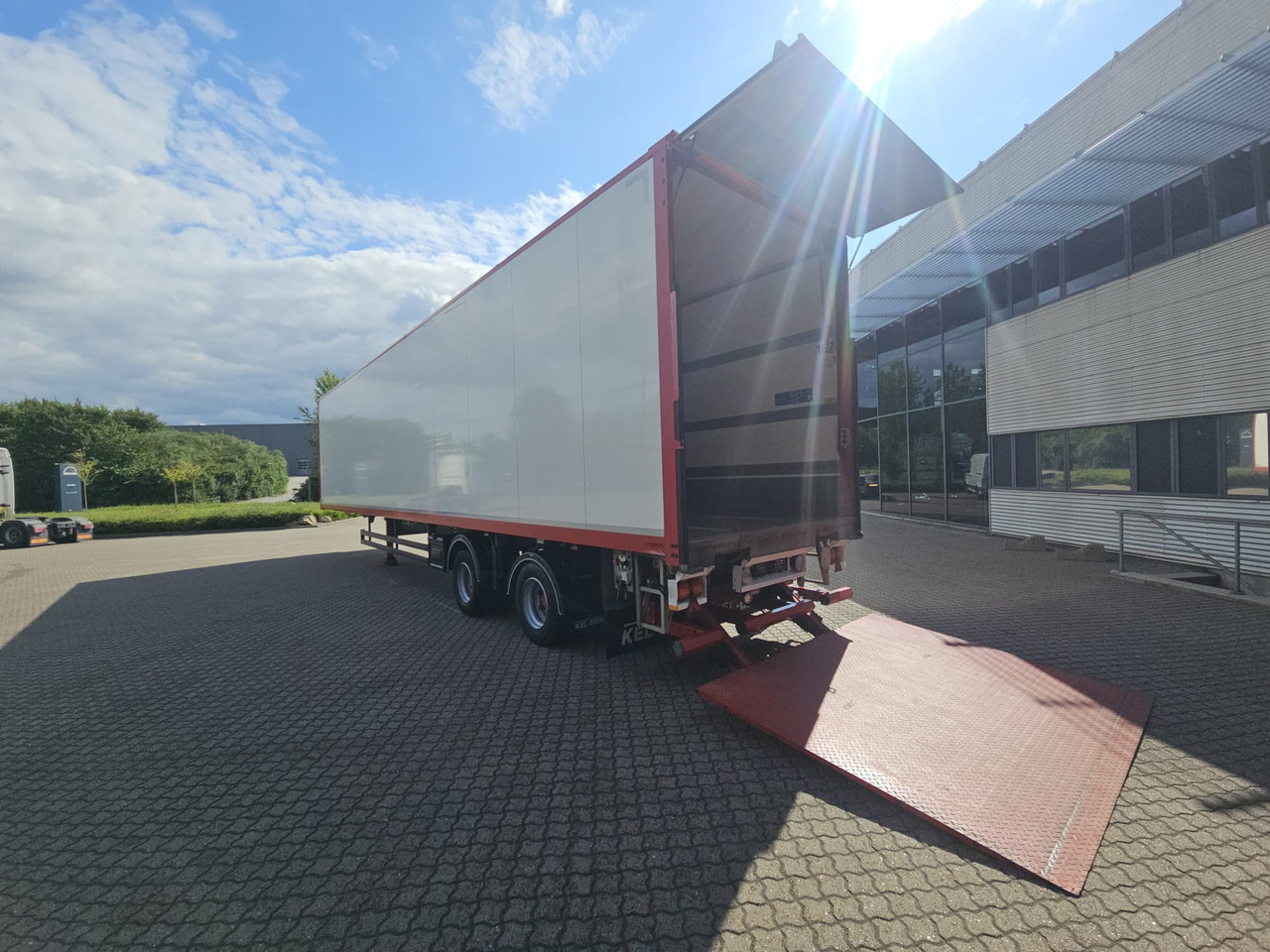 Kel-Berg 2 Aksel City 13,60 - Полуприцеп-фургон: фото 3 Kel-Berg 2 Aksel City 13,60 - Полуприцеп-фургон: фото 3