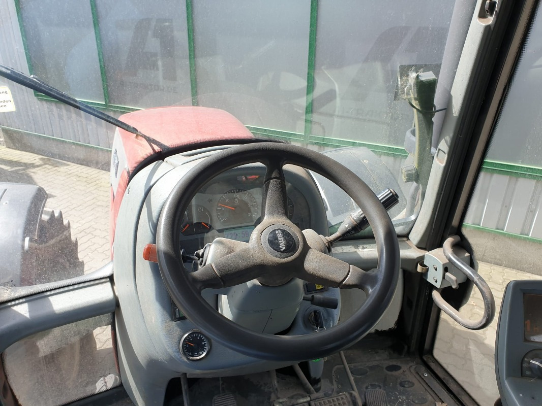 Valtra T151 - Трактор: фото 2 Valtra T151 - Трактор: фото 2