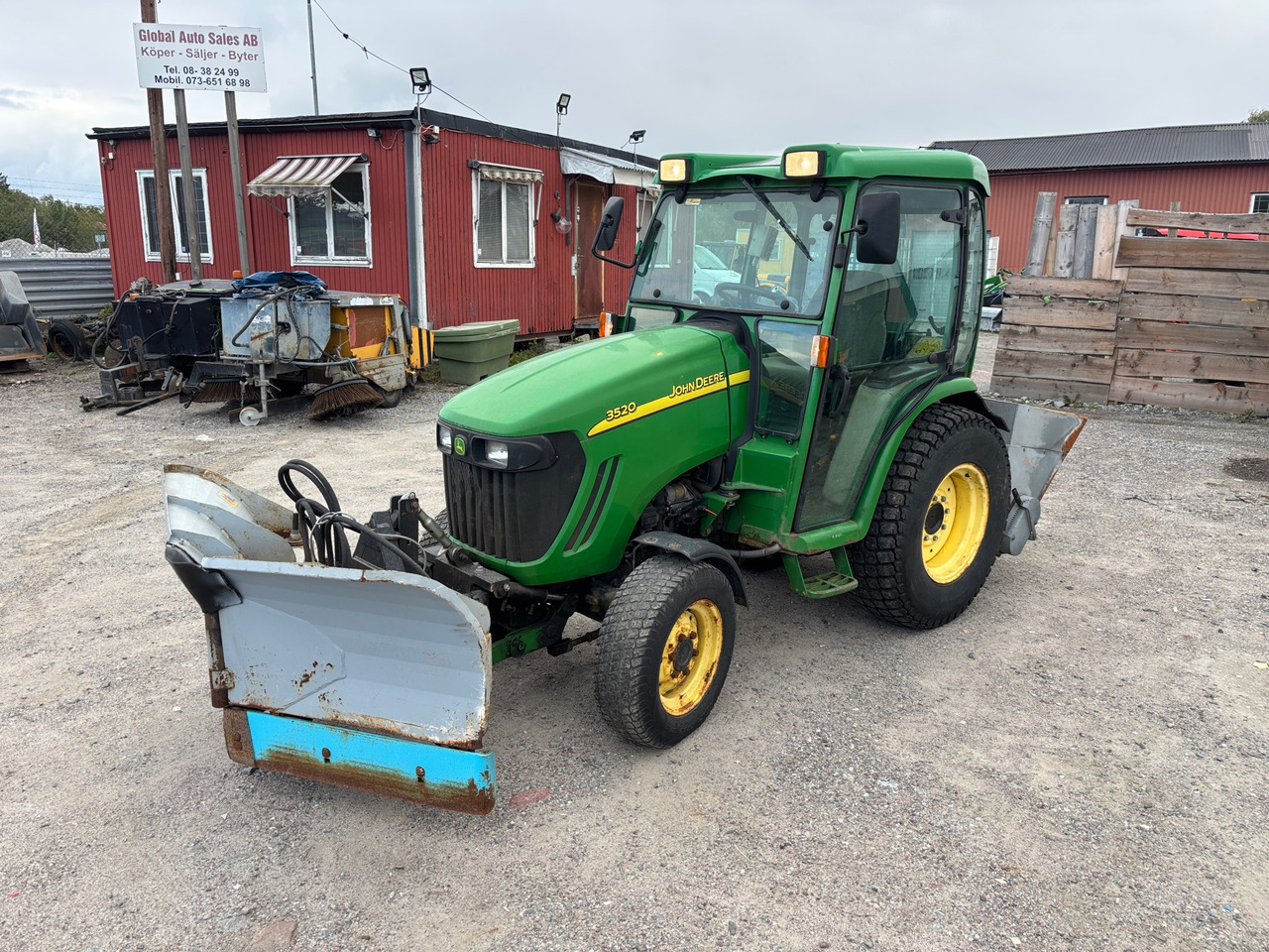 John Deere 3520 - Трактор: фото 1 John Deere 3520 - Трактор: фото 1