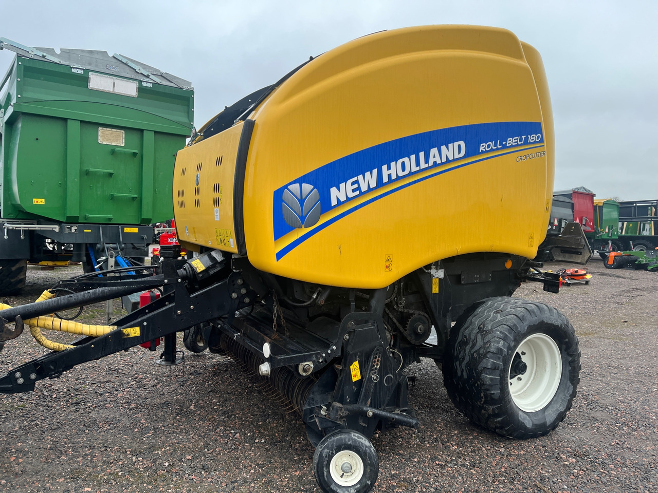 New Holland Roll-Belt 180 Cropcutter - Пресс-подборщик рулонный: фото 1 New Holland Roll-Belt 180 Cropcutter - Пресс-подборщик рулонный: фото 1