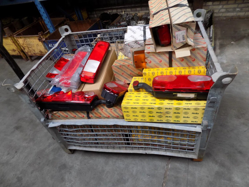 Verlichting voor truck en trailer HELLA VERLICHTING truck en trailer - Задний фонарь: фото 1 Verlichting voor truck en trailer HELLA VERLICHTING truck en trailer - Задний фонарь: фото 1