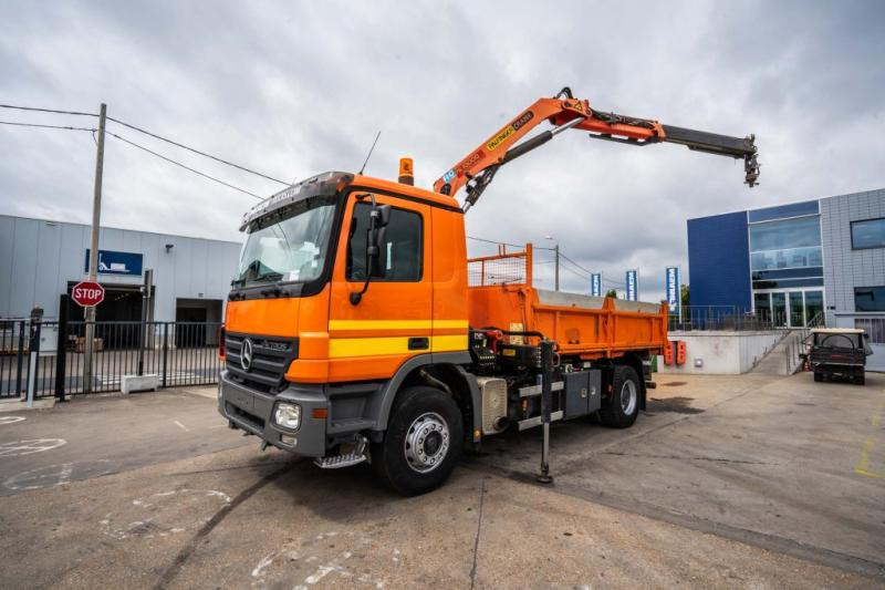 Mercedes ACTROS 1832 K + Palfinger 10 t/m - Самосвал, Автоманипулятор: фото 1 Mercedes ACTROS 1832 K + Palfinger 10 t/m - Самосвал, Автоманипулятор: фото 1