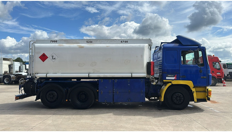 MAN 26.402 (18.000 L / 6X2 / 6 CYLINDER / FRONT STEEL / 3 COMPARTIMENTS) - Грузовик-цистерна: фото 4 MAN 26.402 (18.000 L / 6X2 / 6 CYLINDER / FRONT STEEL / 3 COMPARTIMENTS) - Грузовик-цистерна: фото 4