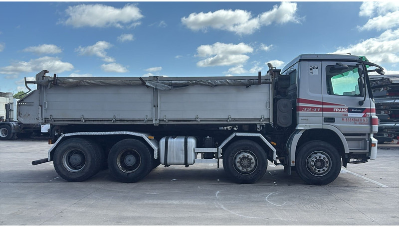 Mercedes-Benz actros 3241 (8X4 / LAMES / GRAND PONT / GRAND BENNE / TRES BONNE ETAT) - Самосвал: фото 4 Mercedes-Benz actros 3241 (8X4 / LAMES / GRAND PONT / GRAND BENNE / TRES BONNE ETAT) - Самосвал: фото 4