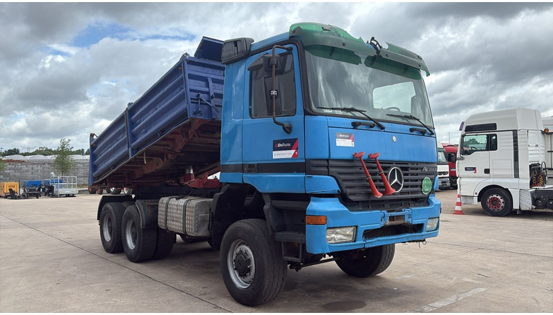 Mercedes-Benz actros 3340 (6X6 / BOITE MANUELLE /MANUAL GEARBOX / 3 PONTS / V6 / MP1) - Самосвал: фото 3 Mercedes-Benz actros 3340 (6X6 / BOITE MANUELLE /MANUAL GEARBOX / 3 PONTS / V6 / MP1) - Самосвал: фото 3