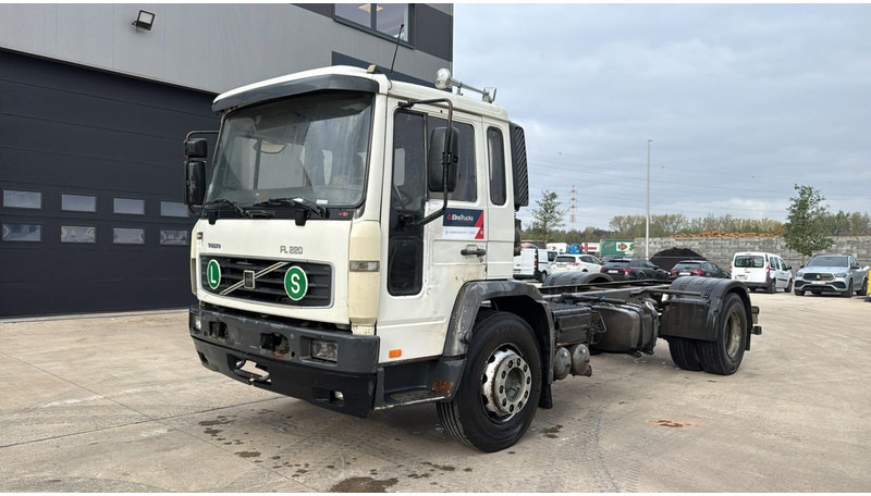 Volvo FL 220 (FULL STEEL SUSP. / 10 BOLTS / 18 TONS / VERY CLEAN CHASSIS !!! / CHASSIS 5.50M LENGHT) - Грузовик-шасси: фото 1 Volvo FL 220 (FULL STEEL SUSP. / 10 BOLTS / 18 TONS / VERY CLEAN CHASSIS !!! / CHASSIS 5.50M LENGHT) - Грузовик-шасси: фото 1
