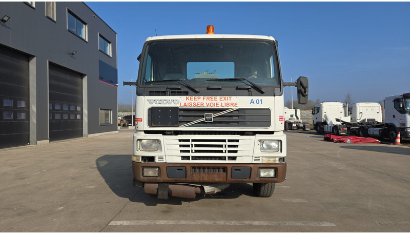 Volvo FM 7 - 290 (60.000 KM ORIGINAL !!! / POMPE MANUELLE / LAMES / GRAND PONT / EX AEROPORT) - Грузовик-шасси: фото 2 Volvo FM 7 - 290 (60.000 KM ORIGINAL !!! / POMPE MANUELLE / LAMES / GRAND PONT / EX AEROPORT) - Грузовик-шасси: фото 2