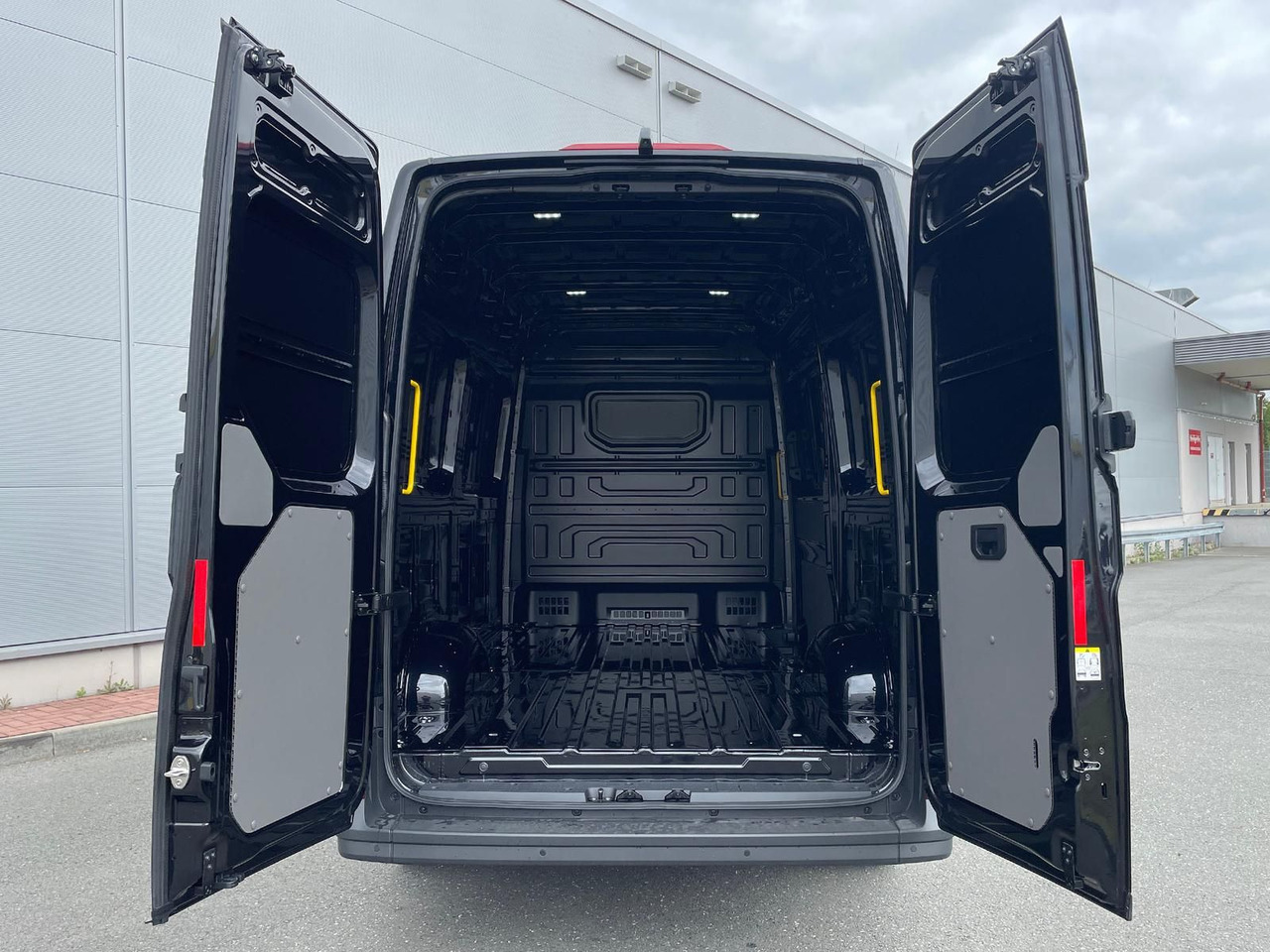 Цельнометаллический фургон, Грузопассажирский фургон MAN TGE 3.160 L3H3 MIXTO RWD LED ACC RWD SHZ STANDH: фото 12 Цельнометаллический фургон, Грузопассажирский фургон MAN TGE 3.160 L3H3 MIXTO RWD LED ACC RWD SHZ STANDH: фото 12