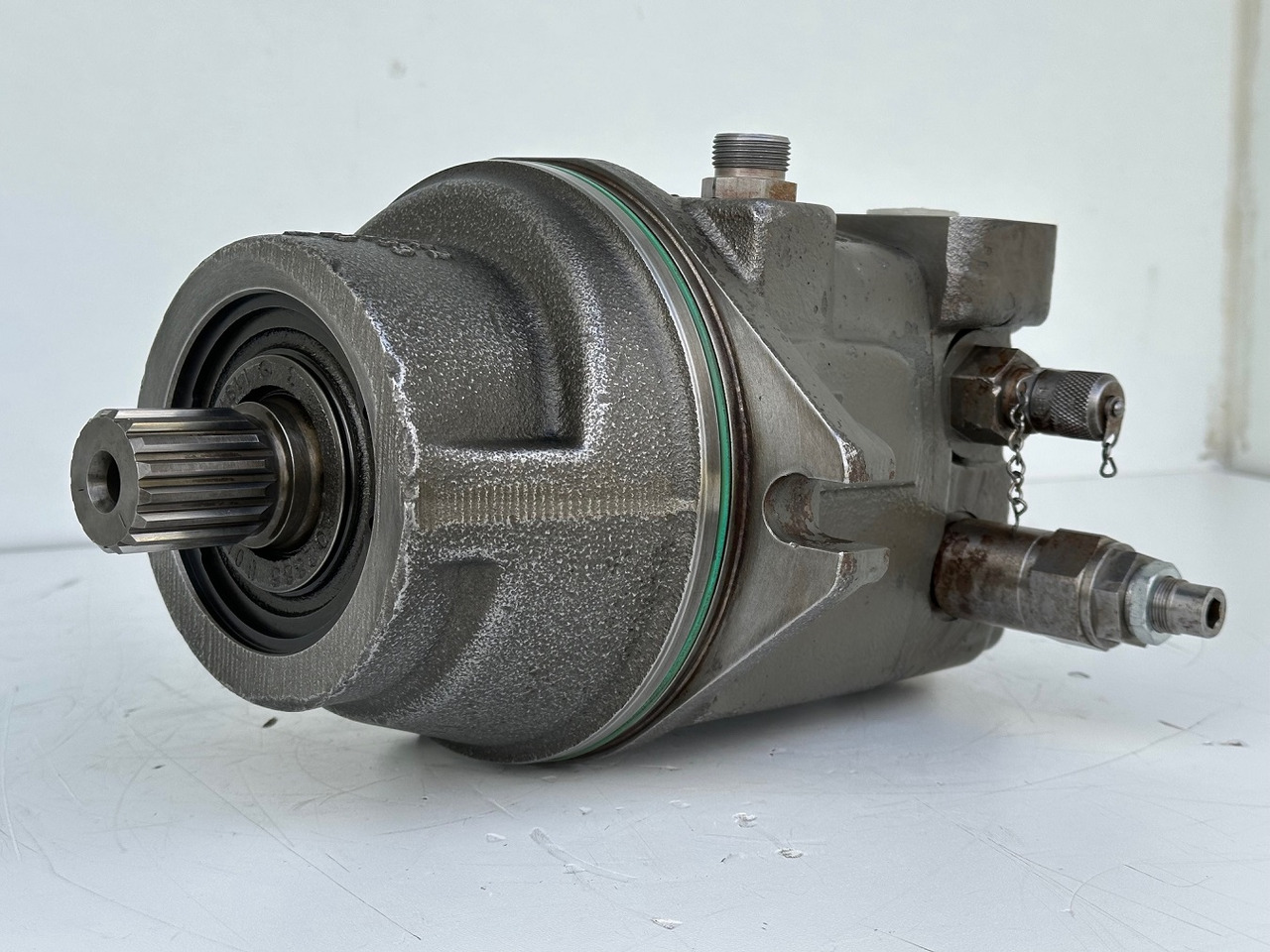Liebherr Hydraulikeinbaumotor Typ:FMF058, ID-Nr.10122576 - ID-Nr.10145827 - ID-Nr.11371069. LOS1906, P924 COMP , R906, R906 PROTO, R916, R922, R924, R924 COMP, R926 COMP, R926 K LC. #11371069.43199# - Поворотный редуктор для Строительной техники: фото 1 Liebherr Hydraulikeinbaumotor Typ:FMF058, ID-Nr.10122576 - ID-Nr.10145827 - ID-Nr.11371069. LOS1906, P924 COMP , R906, R906 PROTO, R916, R922, R924, R924 COMP, R926 COMP, R926 K LC. #11371069.43199# - Поворотный редуктор для Строительной техники: фото 1