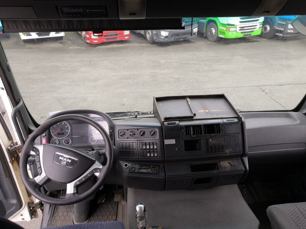 Фото интерьера 2: Грузовик-шасси MAN TGA 26.350 6x2 (Nr. 4998) Фото интерьера 2: Грузовик-шасси MAN TGA 26.350 6x2 (Nr. 4998)