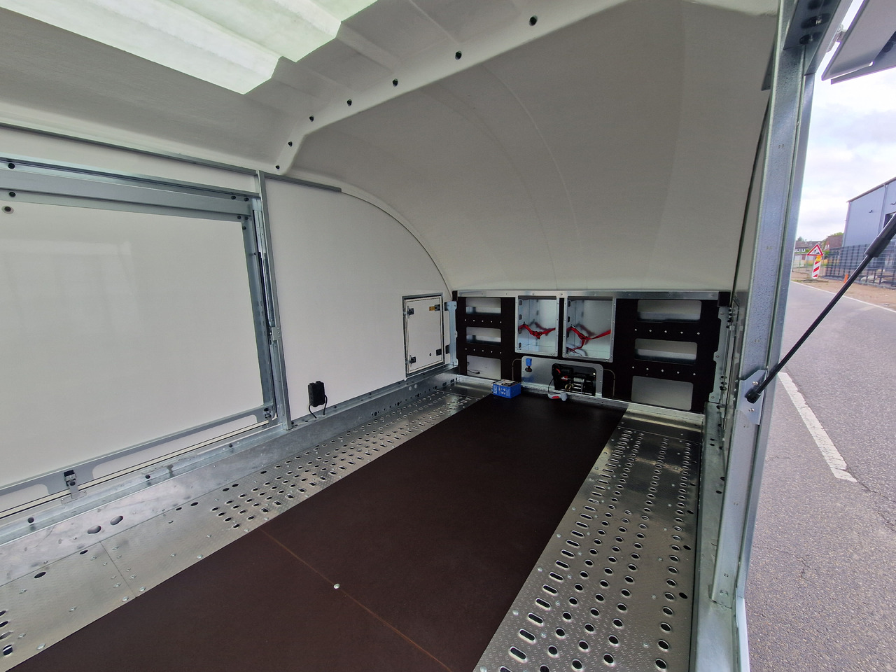 BJT Race Transporter 4 550x212x188cm weiss E Winde Frontstauraum ASR Alufelgen dark 3500kg Modell 24 - Прицеп-автовоз: фото 5 BJT Race Transporter 4 550x212x188cm weiss E Winde Frontstauraum ASR Alufelgen dark 3500kg Modell 24 - Прицеп-автовоз: фото 5