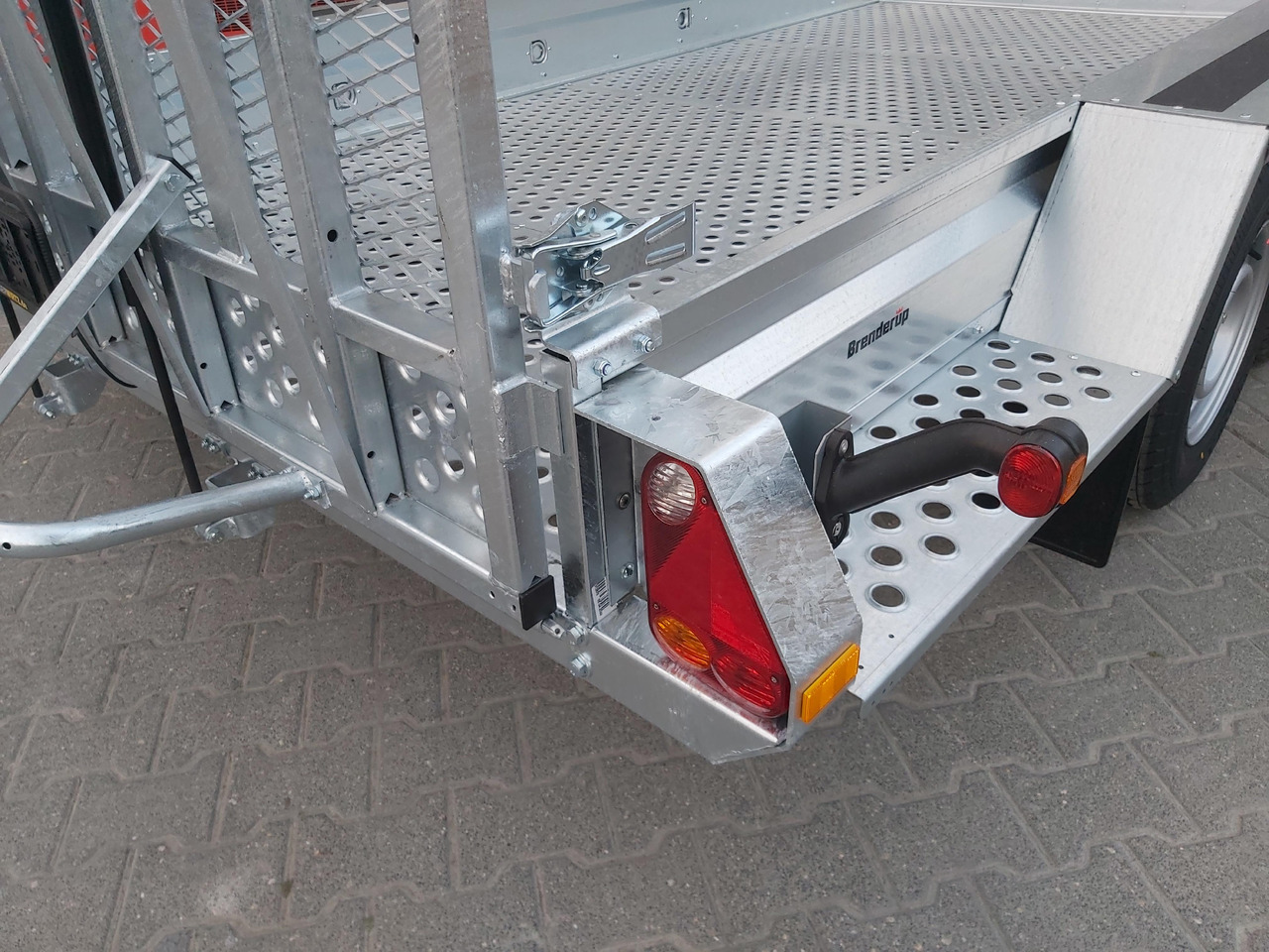 Brenderup MT 3651 MT3600 STB3500s 360x179x27cm Auffahrklappe Lochboden Stahl Reserverad 3500kg - Прицеп для спецтехники: фото 5 Brenderup MT 3651 MT3600 STB3500s 360x179x27cm Auffahrklappe Lochboden Stahl Reserverad 3500kg - Прицеп для спецтехники: фото 5