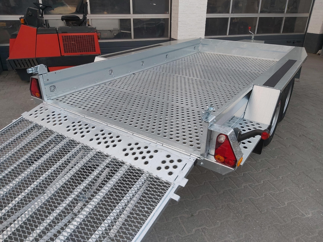 Brenderup MT 3651 MT3600 STB3500s 360x179x27cm Auffahrklappe Lochboden Stahl Reserverad 3500kg - Прицеп для спецтехники: фото 2 Brenderup MT 3651 MT3600 STB3500s 360x179x27cm Auffahrklappe Lochboden Stahl Reserverad 3500kg - Прицеп для спецтехники: фото 2