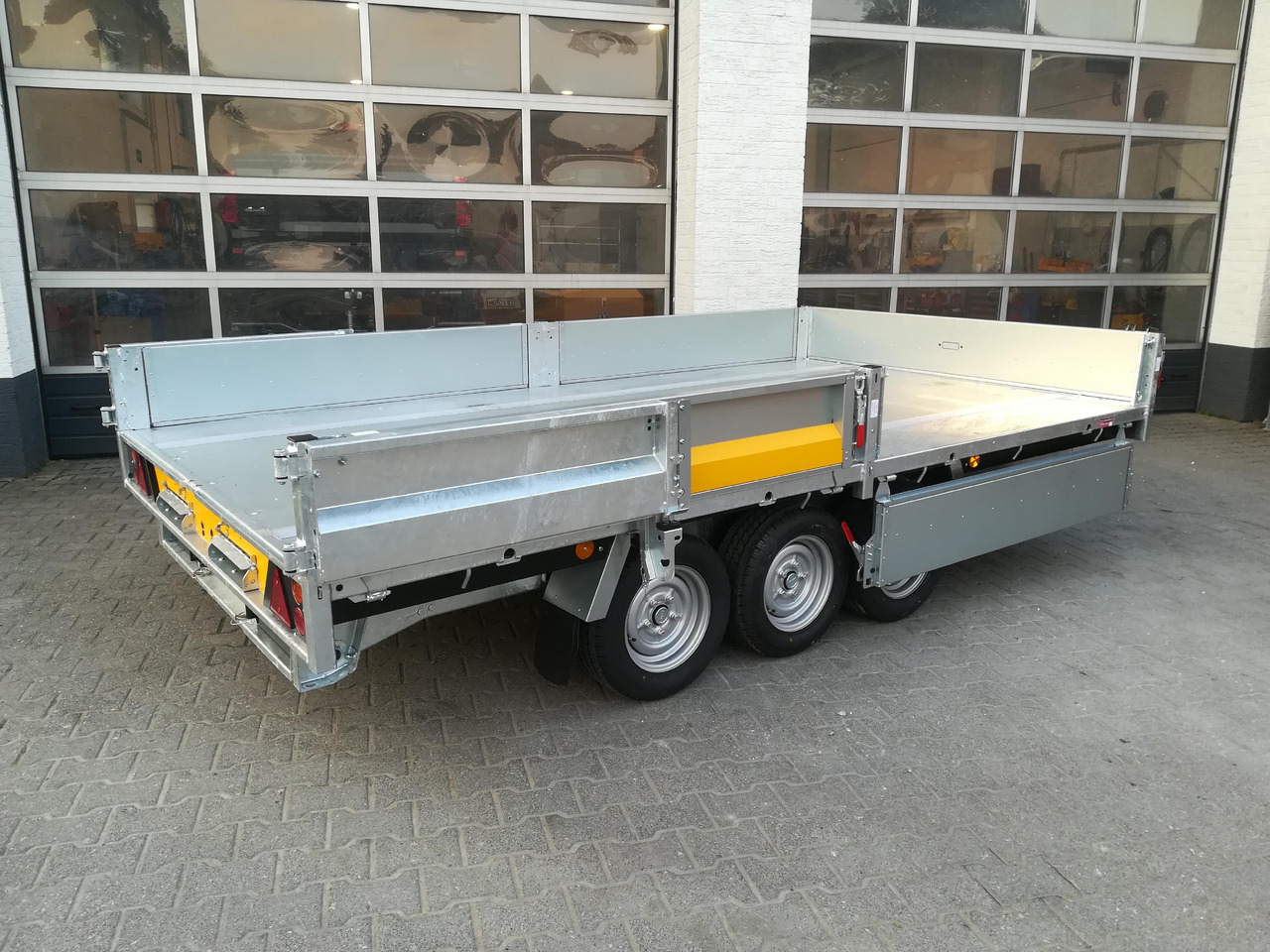 Самосвальный прицеп Brian James Trailer CarGO Tipper 2 elektrisch 360x195x30cm Stahlbordwände Pendel 12" Tridem 3,5t on: фото 6