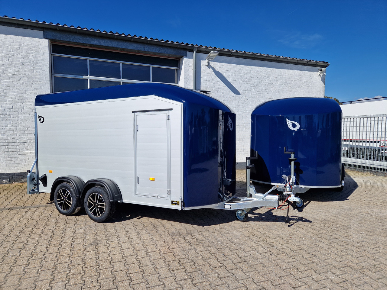 Cargo Roadster 700 plus 375x180x200cm Alu Poly kingblue Seitentür Alufelgen darkline Pullman 2600kg - Прицеп-фургон: фото 1 Cargo Roadster 700 plus 375x180x200cm Alu Poly kingblue Seitentür Alufelgen darkline Pullman 2600kg - Прицеп-фургон: фото 1