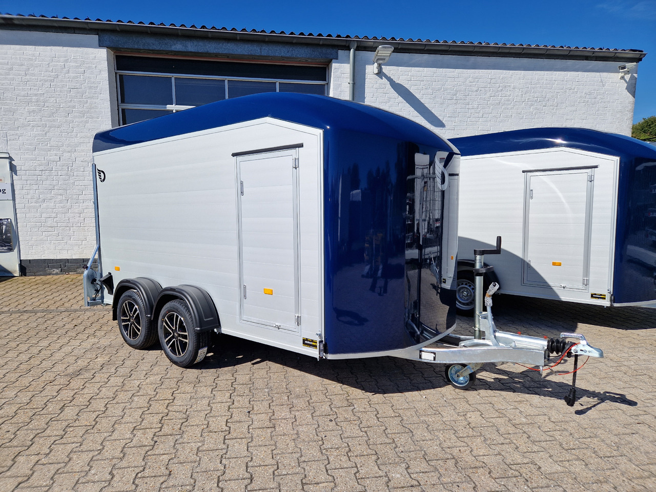 Cargo Roadster 700 plus 375x180x200cm Alu Poly kingblue Seitentür Alufelgen darkline Pullman 2600kg - Прицеп-фургон: фото 2 Cargo Roadster 700 plus 375x180x200cm Alu Poly kingblue Seitentür Alufelgen darkline Pullman 2600kg - Прицеп-фургон: фото 2
