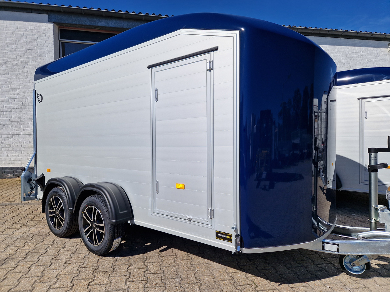 Cargo Roadster 700 plus 375x180x200cm Alu Poly kingblue Seitentür Alufelgen darkline Pullman 2600kg - Прицеп-фургон: фото 3 Cargo Roadster 700 plus 375x180x200cm Alu Poly kingblue Seitentür Alufelgen darkline Pullman 2600kg - Прицеп-фургон: фото 3