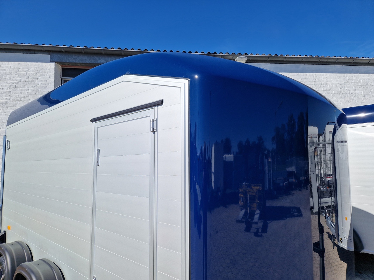 Cargo Roadster 700 plus 375x180x200cm Alu Poly kingblue Seitentür Alufelgen darkline Pullman 2600kg - Прицеп-фургон: фото 5 Cargo Roadster 700 plus 375x180x200cm Alu Poly kingblue Seitentür Alufelgen darkline Pullman 2600kg - Прицеп-фургон: фото 5