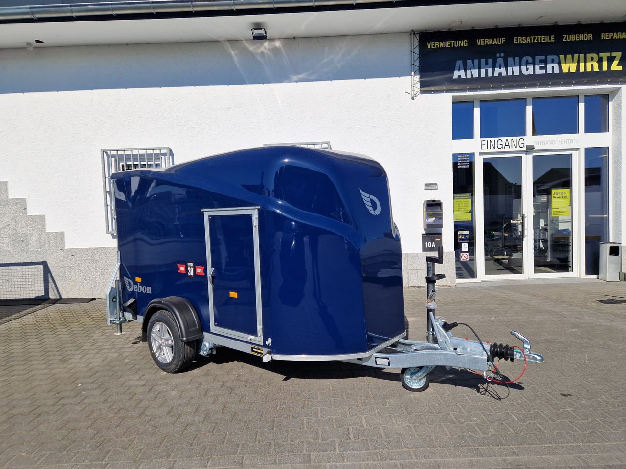 Debon Cargo 1300 300x152x168cm royal blau Seitentür Alufelgen Pullman 1300kg 100km/H Modell 2025 - Прицеп для легкового автомобиля: фото 1 Debon Cargo 1300 300x152x168cm royal blau Seitentür Alufelgen Pullman 1300kg 100km/H Modell 2025 - Прицеп для легкового автомобиля: фото 1